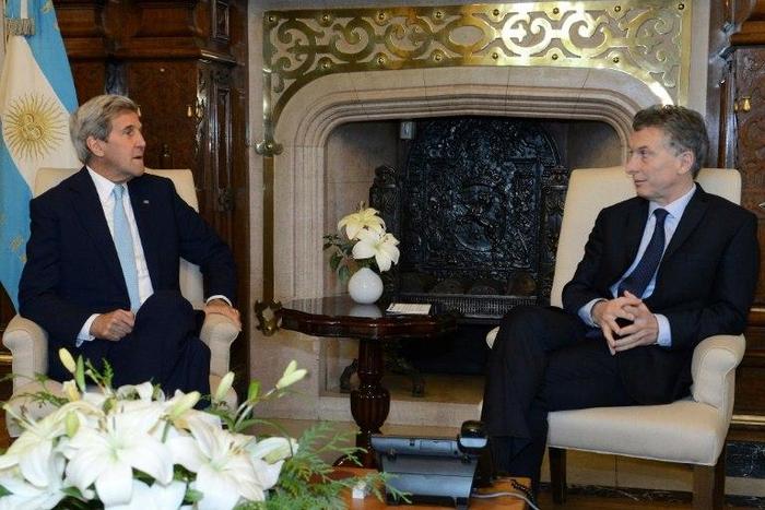 US Secretary of State John Kerry (L) delivered a first set of declassified documents to Argentine President Mauricio Macri in August, 2016