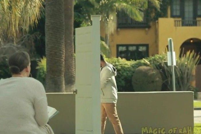 ___5713469___https:______static.pulse.com.gh___webservice___escenic___binary___5713469___2016___11___5___16___magic-door-prank-01