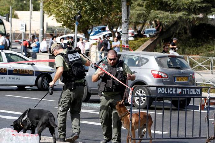 Israeli police secure the area following a shooting incident in what an Israeli police spokesperson described as a terrorist attack, near police headquarters in Jerusalem October 9, 2016.