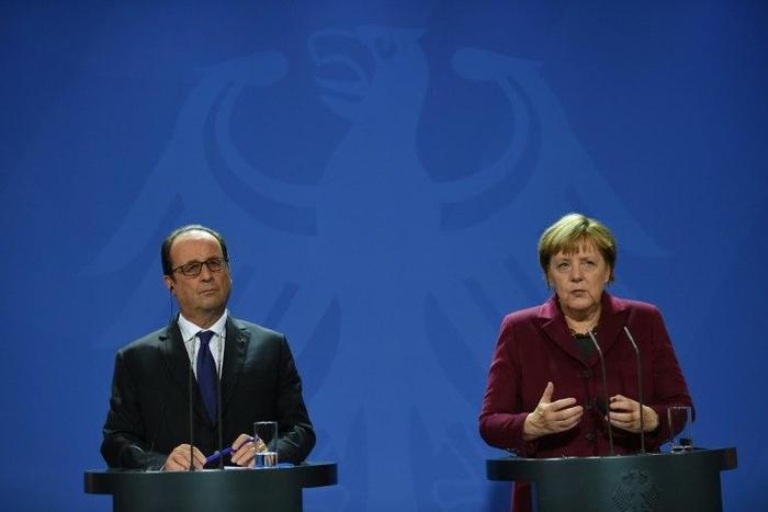 German chancellor Angela Merkel and French President Francois Hollande attend a press conference at the chancellery in Berlin, on October 19, 2016