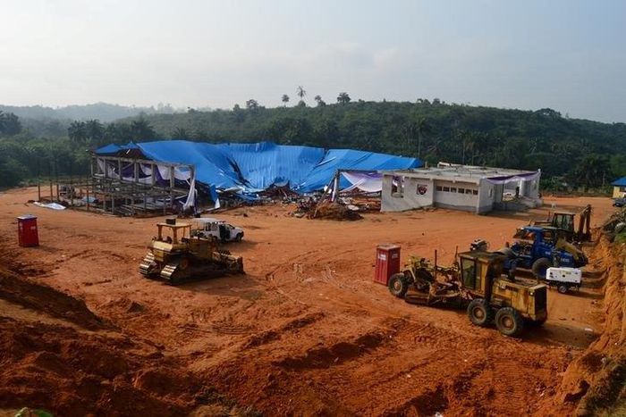Heavy duty equipment and machinery are seen at the premises of the collapsed church in Uyo, Nigeria December 11, 2016 REUTERS/Stringer