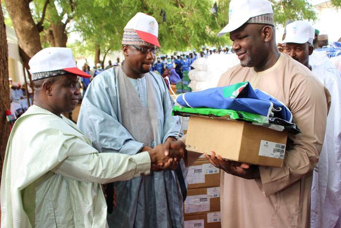 Governor Aminu Waziri Tambuwal, assisted by the Sokoto Commissioner of Health, Dr. Balarabe Kakale, presenting mosquito nets and anti-malaria kits to a beneficiary at an event to mark this year's World Malaria Day celebration in Sokoto...Monday 25/04/1...