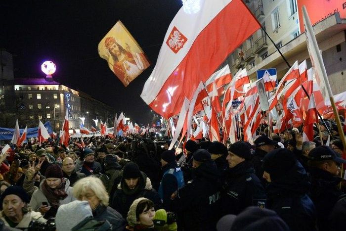 Police separate anti and pro-government demonstrators on the 35th anniversary of the martial law in Warsaw on December 13, 2016