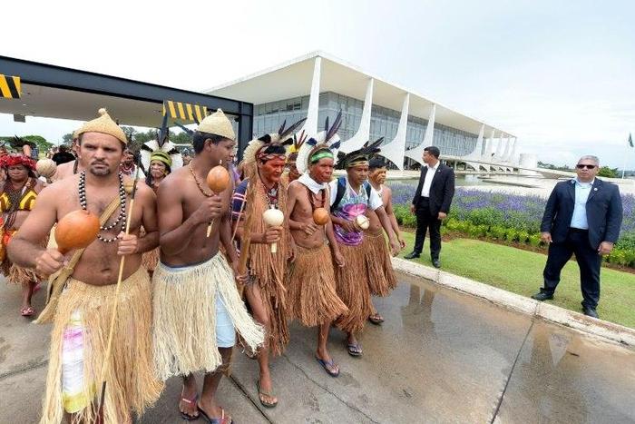 Indigenous people from various tribes occupy the outer galleries of the presidential palace of Planalto in Brasilia in protest against agribusinesses and industries that threaten their activities on November 22, 2016