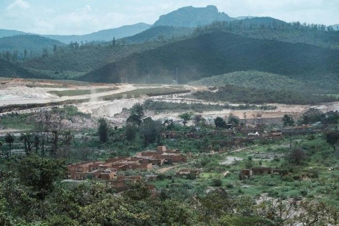 The sudden dam break on November 5, 2015 unleashed 32 million cubic meters (42 million cubic yards) of mineral waste