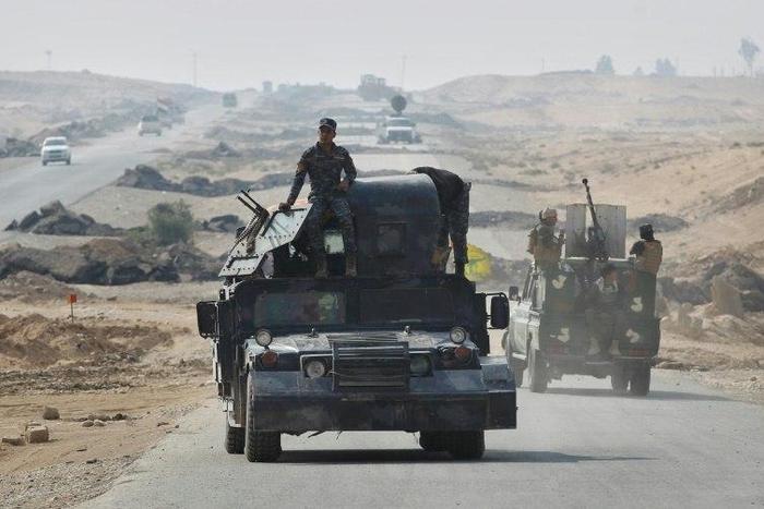 Iraqi forces gather near the village of Sin al-Dhuban, south of Mosul, on October 27, 2016, during an operation to retake the main hub city from Islamic State group jihadists
