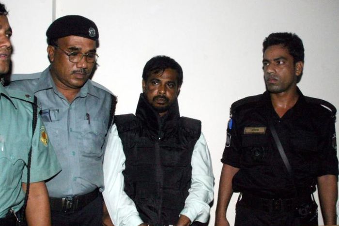 Police guard Mufti Abdul Hannan (2nd R), alleged leader of the Bangladesh chapter of the Islamist militant group Harkatul Jihad, outside a court in Dhaka October 2, 2005.