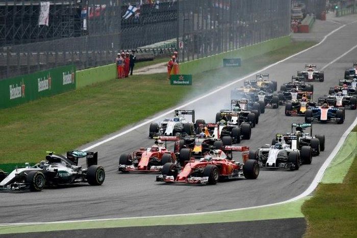 Mercedes AMG Petronas F1 Team's driver Nico Rosberg (L) takes the lead at the start at the Italian Formula One Grand Prix at the Autodromo Nazionale circuit in Monza on September 4, 2016