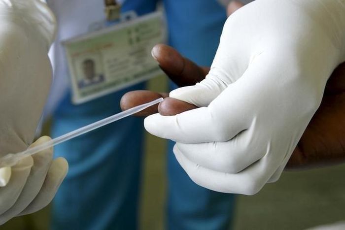 Margaret Muchiri, a counsellor, prepares to get a blood sample from a woman to test for HIV at the Mater Hospital in Kenya's capital Nairobi, September 10, 2015.      REUTERS/Thomas Mukoya
