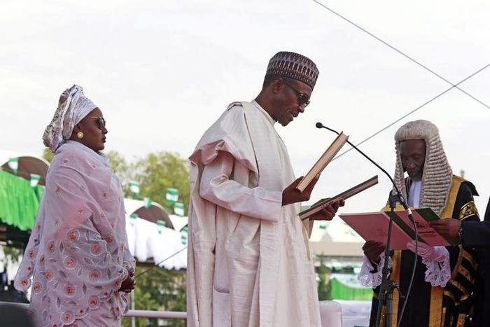 Chief Justice of Nigeria Mahmud Mohammed swears in Muhammadu Buhari (C) as Nigeria's president while Buhari's wife Aisha looks on at Eagle Square in Abuja, Nigeria May 29, 2015. REUTERS/Afolabi Sotunde/File Photo