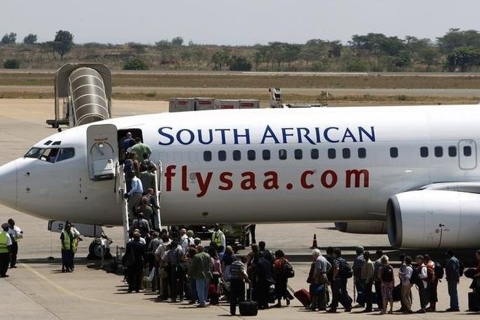 Passengers board a South African Airways Boeing 737 aircraft at the Kamuzu International Airport in Lilongwe October 25, 2009.