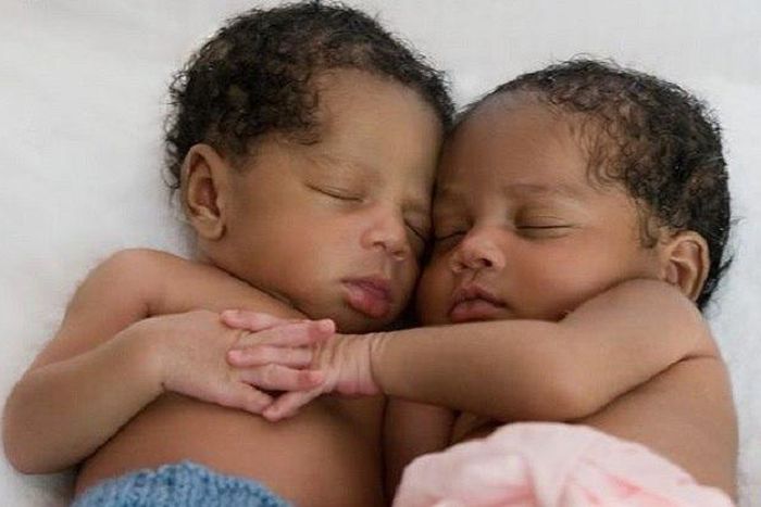 Lovely twin babies (Illustration)