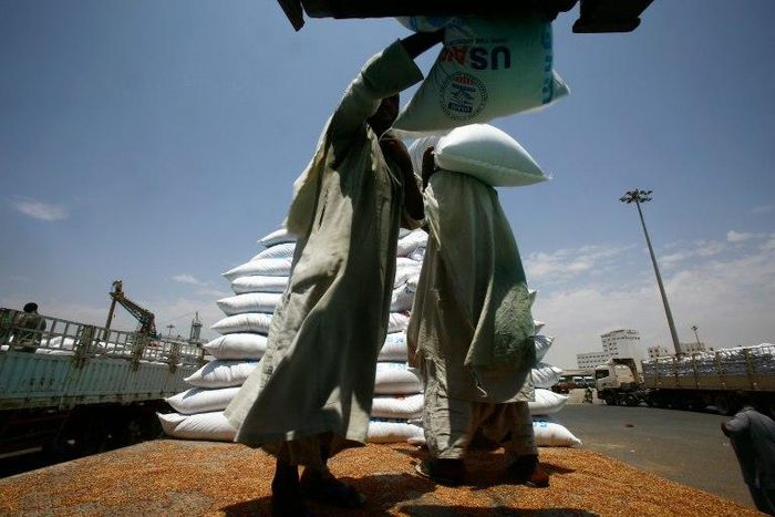 Dockers unload a US aid shipment at Port Sudan on the Red Sea coast, on May 5, 2016 