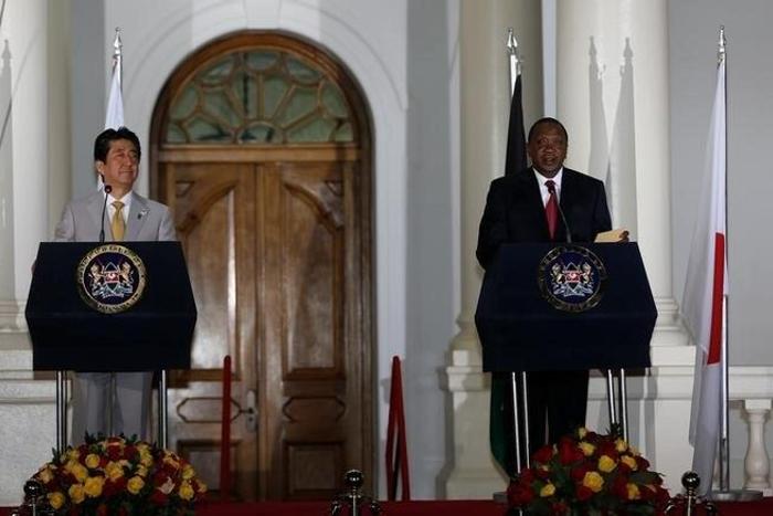 Japan's Prime Minister Shinzo Abe (L) and Kenya's President Uhuru Kenyatta attend a news conference following bilateral talks at State House in Kenya's capital Nairobi, August 28, 2016.
