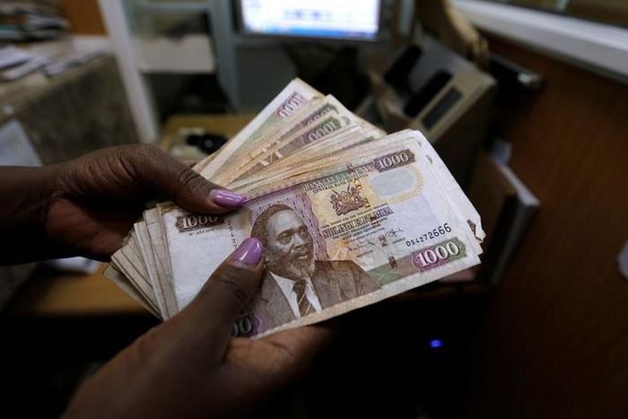 A teller counts Kenya shilling notes inside the cashier's booth at a forex exchange bureau in Kenya's capital Nairobi, April 20, 2016. REUTERS/Thomas Mukoya