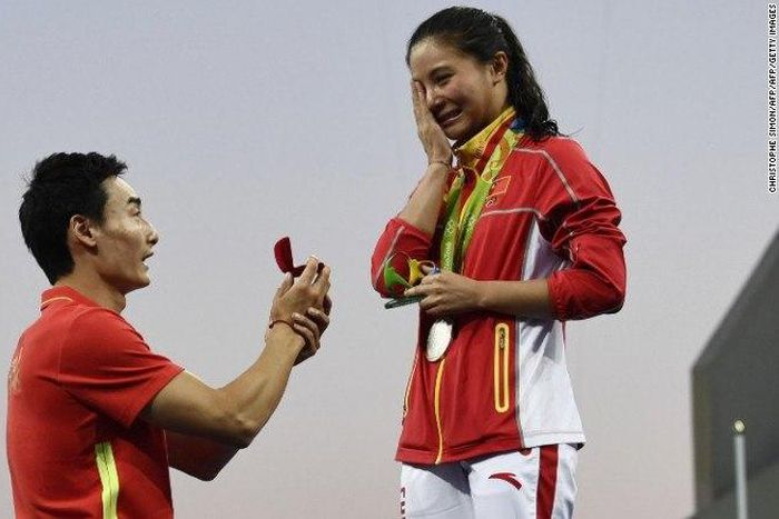 Chinese diver, He Zi gets engaged few minutes after receiving a silver medal