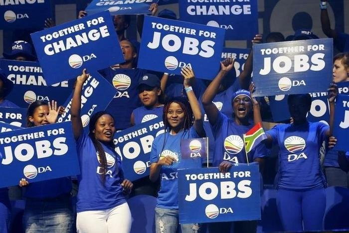 Democratic Alliance supporters cheer at an election rally in Johannesburg May 3, 2014.