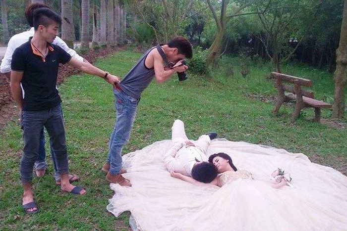 10 photos that shows what wedding photographers go through
