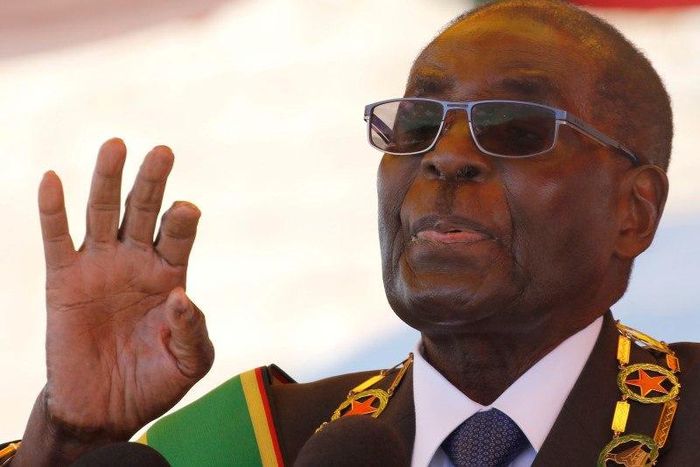 Zimbabwe's President Robert Mugabe gestures as he addresses a gathering in a speech to mark the National Heroes Day celebrations in the capital Harare, Zimbabwe August 8, 2016. REUTERS/Philimon Bulawayo