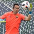 Man City sign goalkeeper Bravo from Barcelona