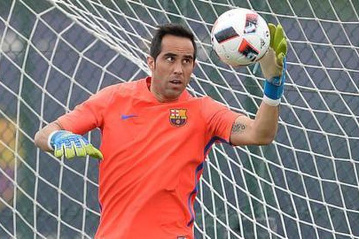 Man City sign goalkeeper Bravo from Barcelona
