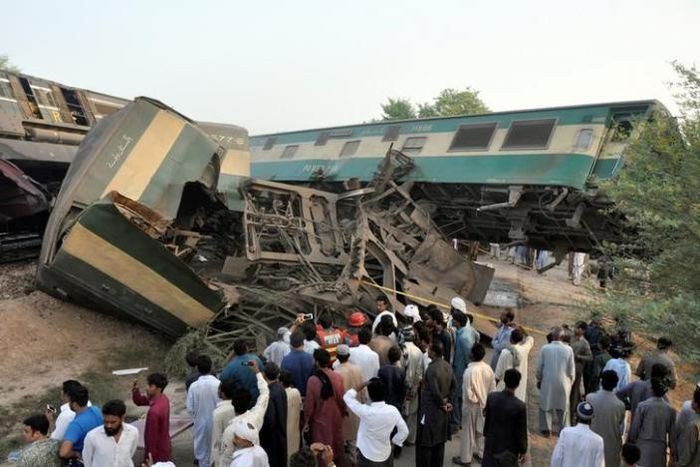 Pakistan train crash kills four, scores hurt - rescue service