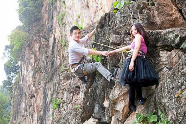 Daring couple hangs from rocks for their pre-wedding shoot