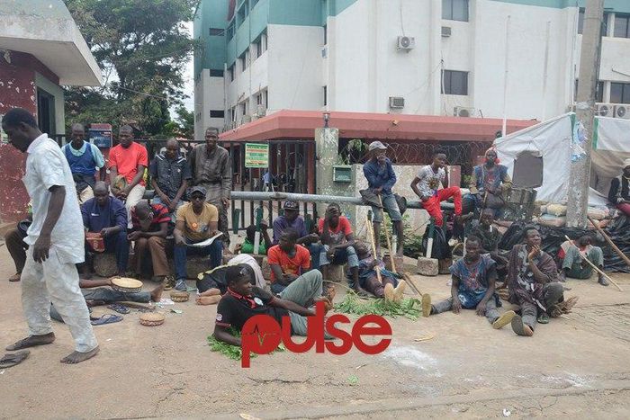 Mob at the PDP national secretariat, Abuja (Pulse)
