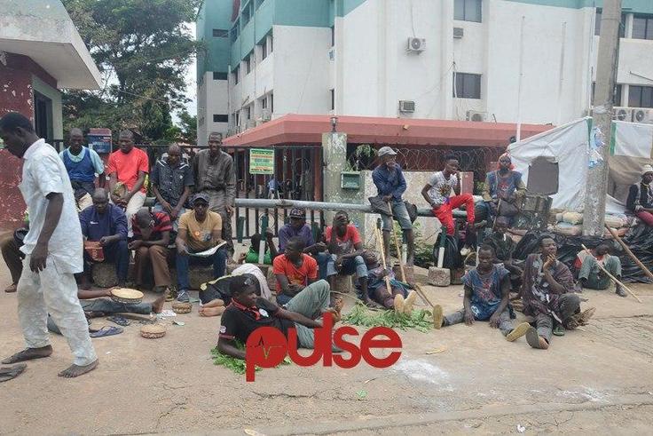 Mob at the PDP national secretariat, Abuja (Pulse)