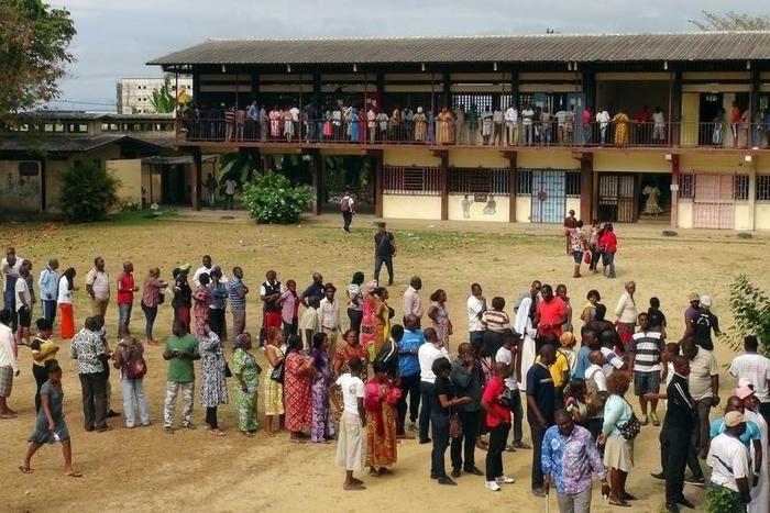 People queue to vote during the presidential election in Libreville, Gabon, August 27, 2016. REUTERS/Erauds Wilfried Obangome