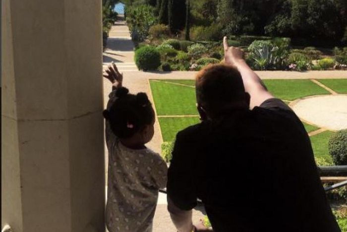 Dr Sid and Sidney pointing into the distance