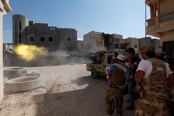 Members of Libyan forces allied with the UN-backed government fire a weapon towards Islamic State militants in neighbourhood Number One in central Sirte, Libya August 28, 2016.