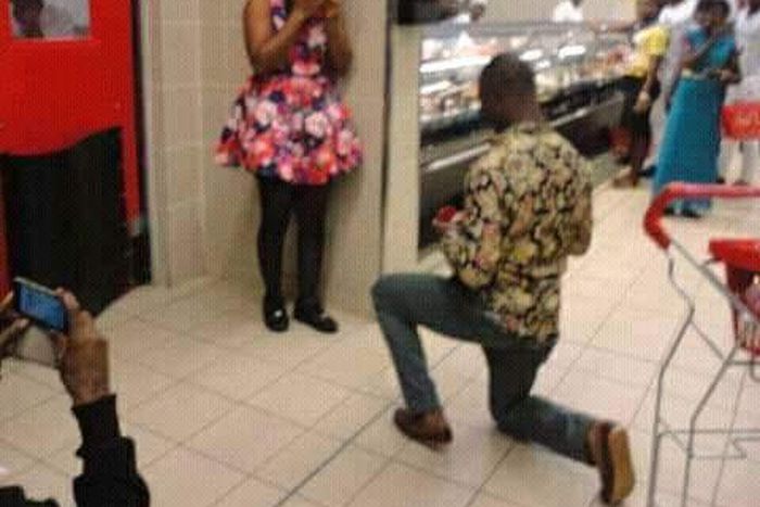 Man proposes to girlfriend inside Shoprite [PHOTOS]
