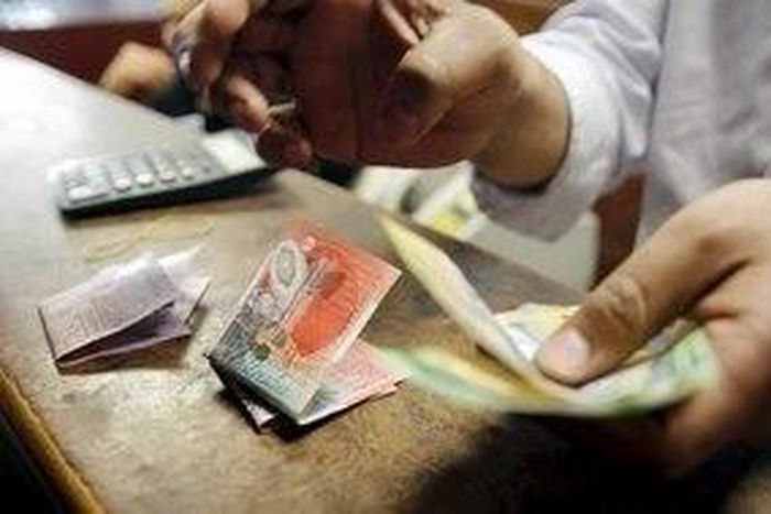 An employee counts Australian dollar banknotes at an exchange office in downtown Cairo, Egypt, April 19, 2016.  REUTERS/Amr Abdallah Dalsh