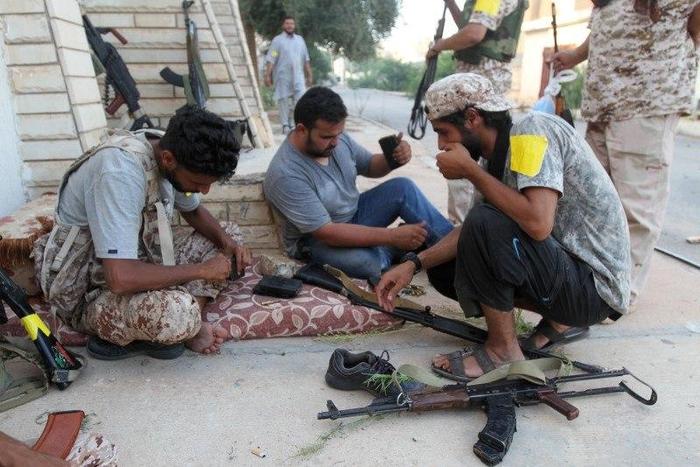 Fighters from Libyan forces allied with the U.N.-backed government load their weapon magazines during a battle with Islamic State fighters in Sirte, Libya August 21, 2016. Picture taken August 21, 2016.
