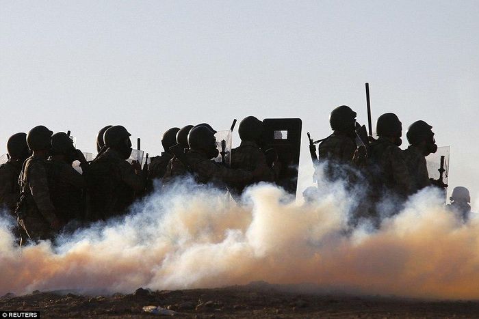 Turkish police use tear gas on protesters near Syrian border -security sources