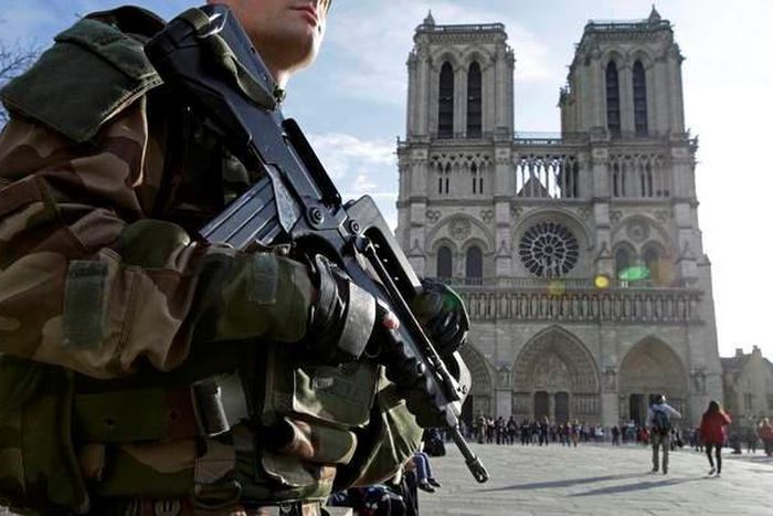 Second couple arrested after car with gas cylinders found in Paris-judicial source