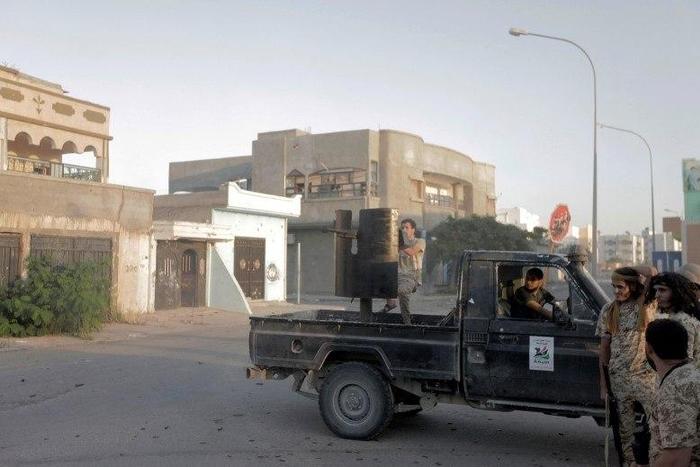 Fighters from Libyan forces allied with the U.N.-backed government take position during a battle with Islamic State fighters in Sirte, Libya August 21, 2016. Picture taken August 21, 2016.