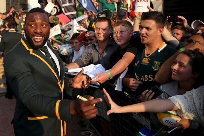 South Africa rugby player Tendai 'Beast' Mtawarira (L) interacts with fans during a public farewell, ahead of their departure for the World Cup in England, in Johannesburg September 11, 2015. REUTERS/Siphiwe Sibeko