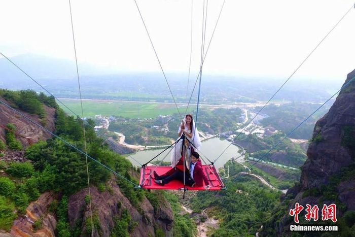 Chinese couple gets married underneath the Haohan Qiao Bridge