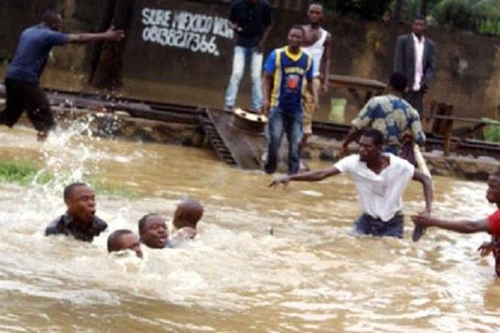 Some good Samaritans trying to rescue victims during the flood