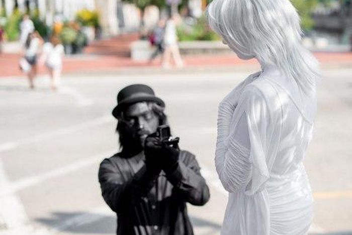 Couple dresses up as statues for their pre-wedding photo shoot.