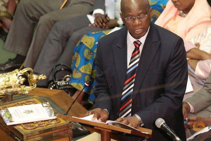 Zimbabwe public workers reject government job cuts plan