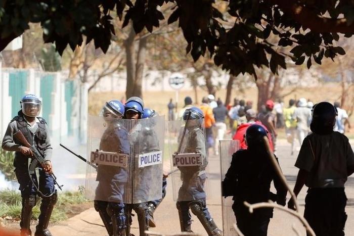 Police officers look on during a protest by opposition party supporters in Harare, Zimbabwe, August 26,2016.