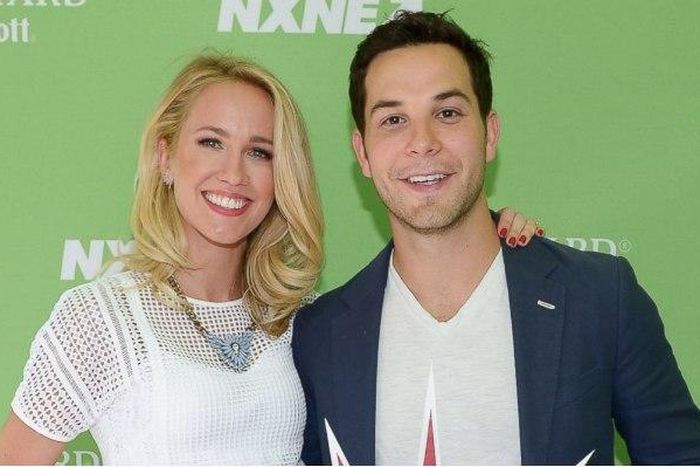 Anna Camp and Skylar Astin