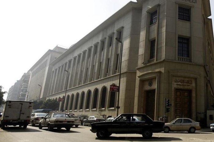 Vehicles drive by in front of Central Bank of Egypt Headquarters in Cairo December 30, 2012.    REUTERS/Amr Abdallah Dalsh