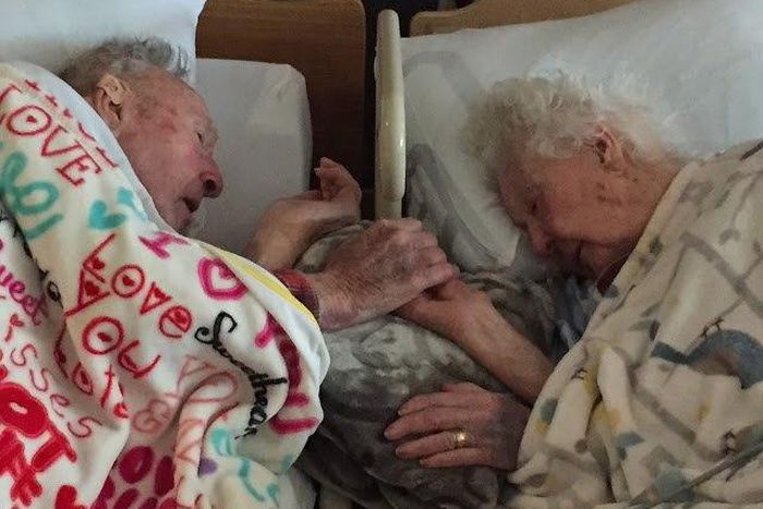 Viral photo of elderly couple shared on Reddit