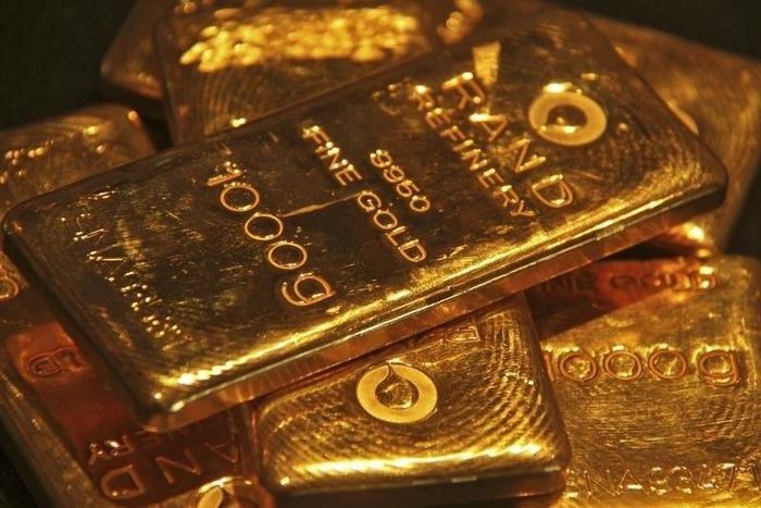 Gold bars are displayed at a gold jewellery shop in Chandigarh May 8, 2012.
