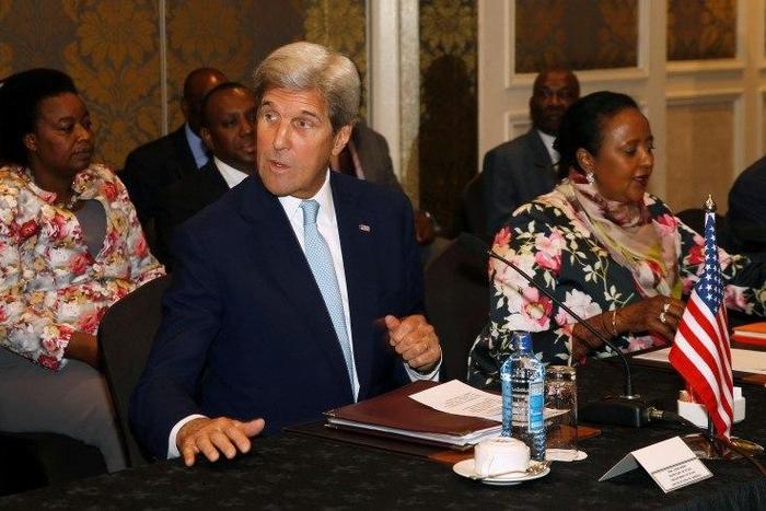 U.S. Secretary of State John Kerry (L) flanked by Kenya's Foreign Affairs Cabinet Secretary Amina Mohamed (R) attends a meeting with Foreign Affairs Ministers from Eastern Africa in Kenya's capital Nairobi, August 22, 2016.
