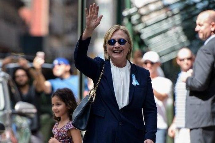 Clinton's bout of pneumonia raises worries for Democrats